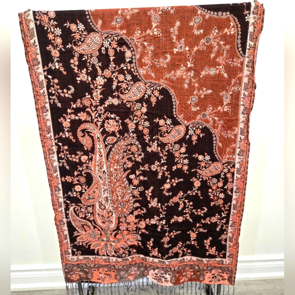 2/28$ - Elegant Floral Woven Paisley Shawl